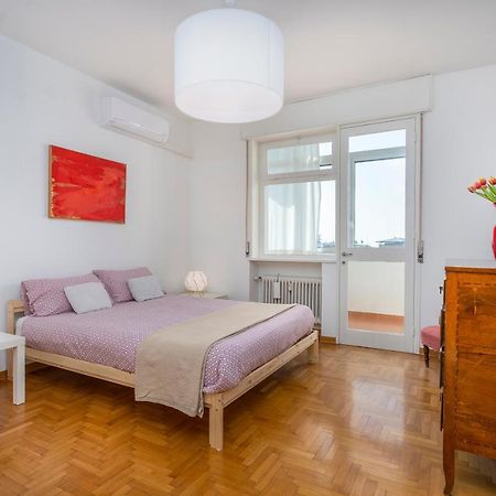 Udine Viale Venezia Huge Red Apartment Bagian luar foto