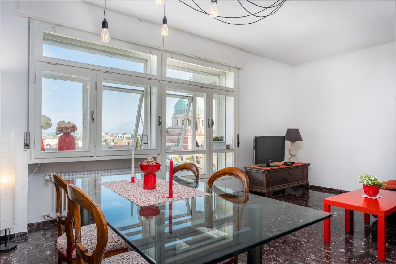 Udine Viale Venezia Huge Red Apartment Bagian luar foto